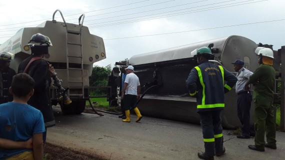 Camión de combustible se vuelca en Matanzas Las autoridades extrajeron el diésel del vehículo tras el siniestro