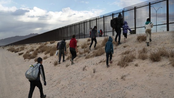 Detienen a 632 migrantes en últimos 5 días, incluidos cubanos Durante el fin de semana anterior los agentes de la Estación de la Patrulla Fronteriza de la ciudad de Río Grande se encontraron con cuatro grandes grupos en el condado de Starr