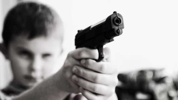 Imagen de referencia de niño apuntando con arma de juguete. Foto: Pixabay Imagen de referencia de niño apuntando con arma de juguete. Foto: Pixabay