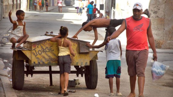 Llueven críticas a Díaz-Canel por celebrar Día de la Infancia en Twitter Joel González comentó: "En Cuba muchos niños van a la escuela sin poder comer algo de desayuno.  Otros no tienen zapatos. El comunismo en la Isla les quitó los sueños a los niños"