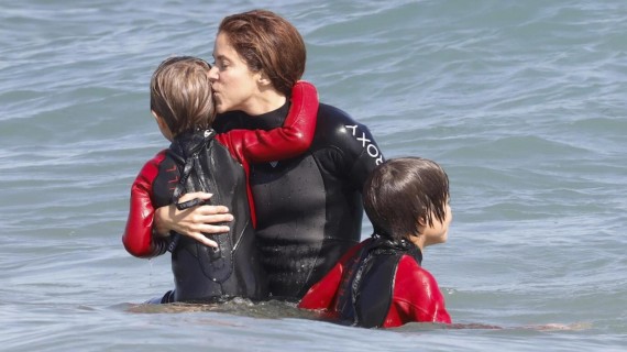 Shakira se va de vacaciones con sus hijos mientras negocia la custodia con Piqué Shakira se va de vacaciones con sus hijos mientras negocia la custodia con Piqué