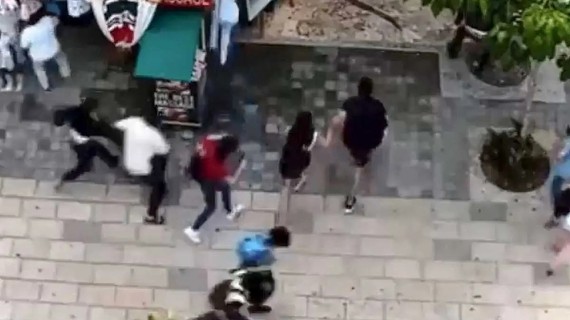 Cámaras de vigilancia captaron el momento en el que varios peatones corrían tras escuchar los disparos Cámaras de vigilancia captaron el momento en el que varios peatones corrían tras escuchar los disparos