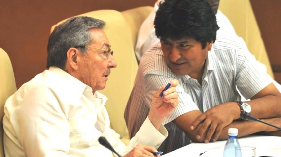 Evo Morales conversa con Raúl Castro. Evo Morales conversa con Raúl Castro.