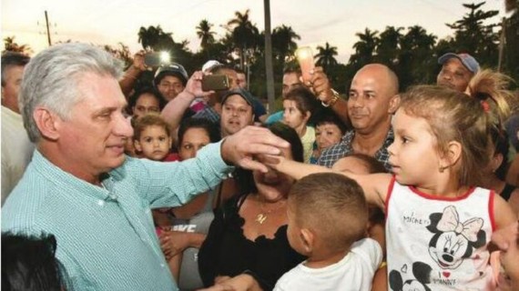 Díaz-Canel saludando a cubanos. Foto: Granma