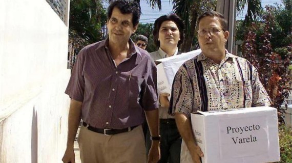 Oswaldo Payá entrega firmas del Proyecto Varela. Foto: Shutterstock Oswaldo Payá entrega firmas del Proyecto Varela. Foto: Shutterstock