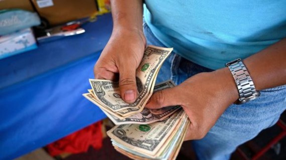 Cambio de dólares en Cuba. Foto: AFP Cambio de dólares en Cuba. Foto: AFP