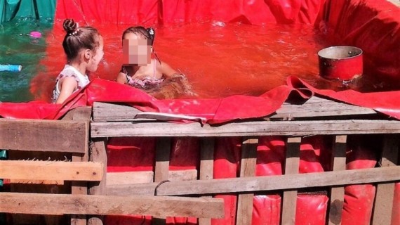 Niñas en piscina improvisada en Santiago de Cuba. Niñas en piscina improvisada en Santiago de Cuba.