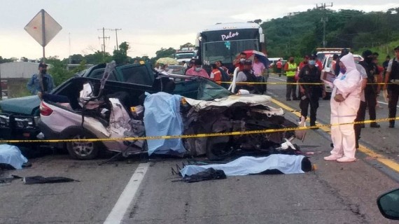 Personal de seguridad y rescate acudió a la zona del accidente para auxiliar a las víctimas | Twitter @ReporTorres Personal de seguridad y rescate acudió a la zona del accidente para auxiliar a las víctimas | Twitter @ReporTorres
