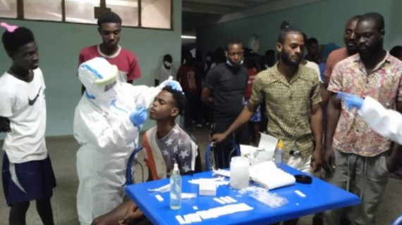 Los migrantes reciben asistencia médica y se les realiza prueba de antígenos para detección de COVID-19. Foto: Foto: Yariel Castillo/Perlavisión Los migrantes reciben asistencia médica y se les realiza prueba de antígenos para detección de COVID-19. Foto: Foto: Yariel Castillo/Perlavisión