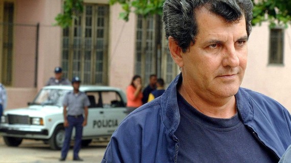 Oswaldo Payá vigilado por policías cubanos. Foto: Tomada de Cubaencuentro Oswaldo Payá vigilado por policías cubanos. Foto: Tomada de Cubaencuentro
