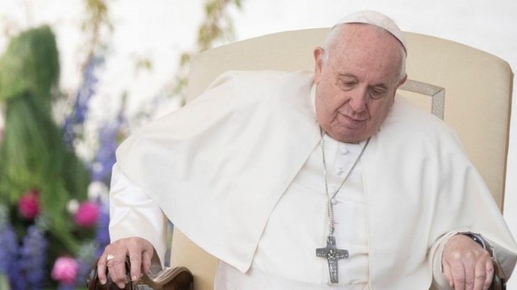 Francisco arrastra un problema en la rodilla que lo obliga a desplazarse en una silla de ruedas | EFE / Archivo Francisco arrastra un problema en la rodilla que lo obliga a desplazarse en una silla de ruedas | EFE / Archivo