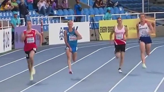 Atleta corre sin calzoncillos ¡y se le sale! Atleta corre sin calzoncillos ¡y se le sale!