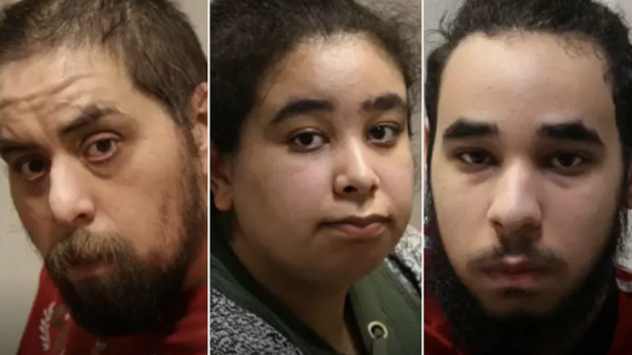 Madre encontrada en su casa sucia tenía moho creciéndole en el cuerpo antes de morir; 3 hijos adultos arrestados Madre encontrada en su casa sucia tenía moho creciéndole en el cuerpo antes de morir; 3 hijos adultos arrestados