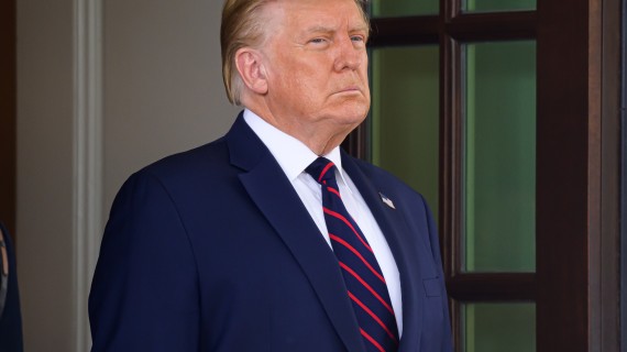 Trump afirma que el FBI confiscó sus pasaportes durante la redada en Mar-a-Lago Trump afirma que el FBI confiscó sus pasaportes durante la redada en Mar-a-Lago