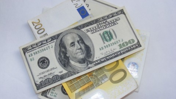 El precio del dólar alcanza los 130 pesos en Cuba El precio del dólar alcanza los 130 pesos en Cuba