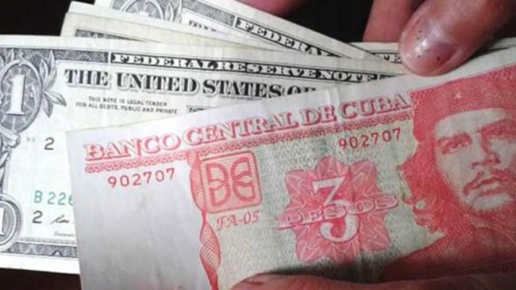 Dólares y pesos cubanos. Foto: Tomada de Granma