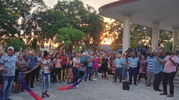 Creyentes oran por Cuba en el Parque de la Virgen del Camino Creyentes oran por Cuba en el Parque de la Virgen del Camino