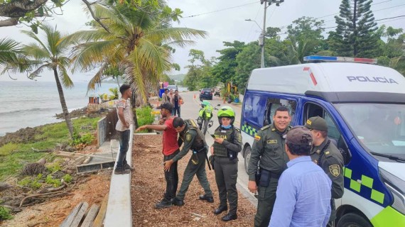 En algunos videos en los que se observa una persona arrojando un perro muerto al mar para alimentar tiburones. - Foto: Policía nacional En algunos videos en los que se observa una persona arrojando un perro muerto al mar para alimentar tiburones. - Foto: Policía nacional