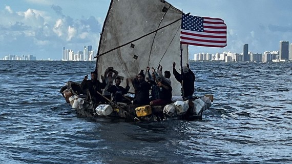 Balseros cubanos llegan a Dania Beach enarbolando bandera americana Balseros cubanos llegan a Dania Beach enarbolando bandera americana
