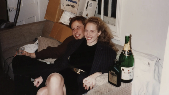 Exnovia de Elon Musk subasta fotos nunca vistas y artículos firmados por él, algunos por más de $10,000 Exnovia de Elon Musk subasta fotos nunca vistas y artículos firmados por él, algunos por más de $10,000