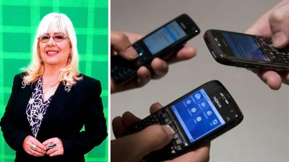 Roban celular de Marta Yabor en una guagua Roban celular de Marta Yabor en una guagua