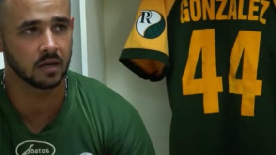 camiseta del pelotero cubano Yasser Julio González