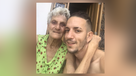 Deivis Alpizar junto a su madre de 71 años  Deivis Alpizar junto a su madre de 71 años