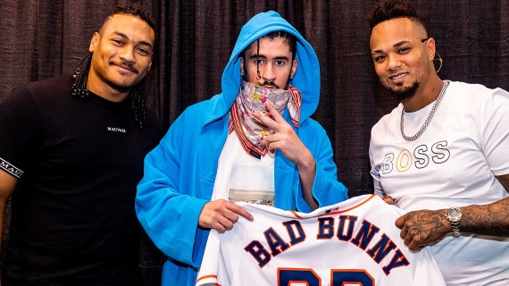Bad Bunny posa con la camiseta de los Astros | Twitter: @MLBPuertoRico