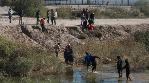 Migrantes cruzan frontera de México con Estados Unidos. Foto: Shutterstock Migrantes cruzan frontera de México con Estados Unidos. Foto: Shutterstock