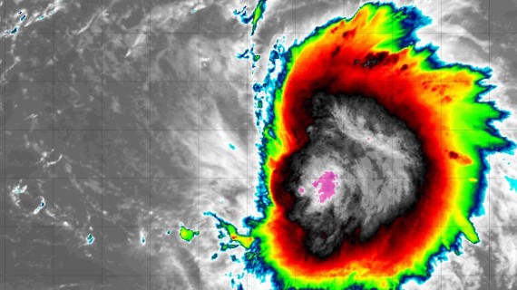Fiona avanza lentamente por vientos que limitan su desarrollo Fiona avanza lentamente por vientos que limitan su desarrollo