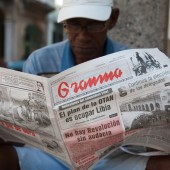 Cubano lee el diario Granma, órgano oficial del PCC