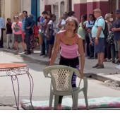 Madre cubana cierra calle en protesta