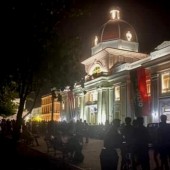 manifestación frente a Gobierno de Cienfuegos, iluminado en medio de apagón