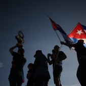 Cubanos con banderas y la Virgen de la Caridad del Cobre
