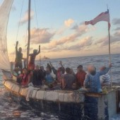 Embarcación rústica con migrantes cubanos