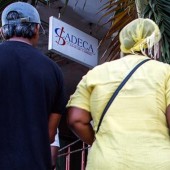 Cubanos hacen cola en Cadeca