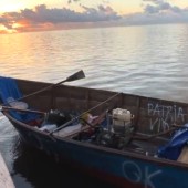 Desembarcan en Florida 21 cubanos en balsa con mensaje de “Patria y Vida”