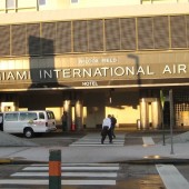 Detienen a 2 asistentes de vuelo en aeropuerto de Miami por presunto tráfico de drogas