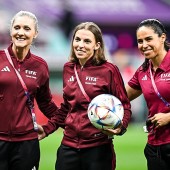 Stéphanie Frappart hace historia al ser la primera mujer que arbitra en la Copa del Mundo