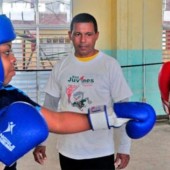 Jóvenes boxeadoras cubanas en escuelas de la isla