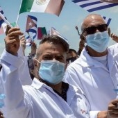 Dictadura cubana reconoce que ha retirado pasaportes a los médicos de las misiones