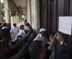 Cubanos leyendo la Letra del Año en la sede de la Asociación Yoruba. Imagen de referencia