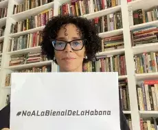 En su podcast Chapeando, la periodista oficialista Arleen Rodríguez Derivet dijo que "Con todo le tiraron. Con todo", acerca de la XIV Bienal de La Habana