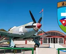 Avión que participó en combates de Bahía de Cochinos y escudo de la Brigada 2506