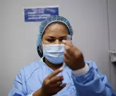 Enfermera cubana se prepara para inyectar vacuna contra la Covid-19
