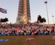 Cubadebate publicó la imagen de una concentración de personas, que tenían ante sí una bandera de Rusia con la 'Z', símbolo de apoyo a Putin y la invasión a Ucrania