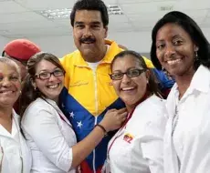 Médicos cubanos junto a Nicolás Maduro (EFE)