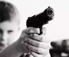 Imagen de referencia de niño apuntando con arma de juguete. Foto: Pixabay