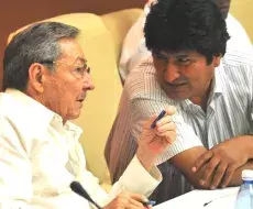 Evo Morales conversa con Raúl Castro.