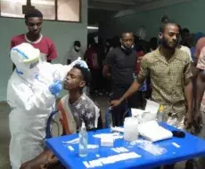 Los migrantes reciben asistencia médica y se les realiza prueba de antígenos para detección de COVID-19. Foto: Foto: Yariel Castillo/Perlavisión